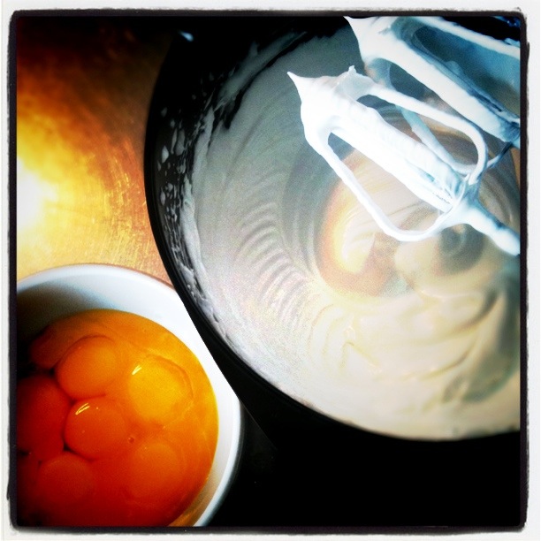 Dela äggulor och äggvitor, vispa vitorna till hårt skum så du får en fin maräng